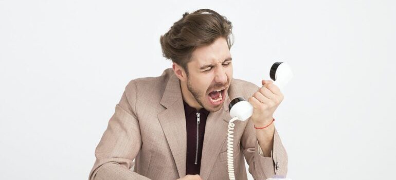 A man screaming in the phone