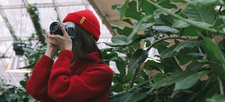 A woman taking pictures in the botanical garden