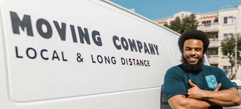 A professional mover exemplifying the key differences between professional and amateur NYC movers